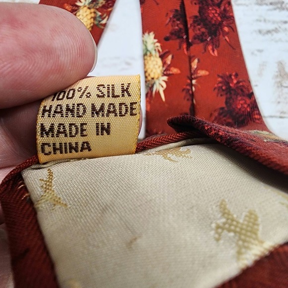 Vintage Tommy Bahama 100% silk tropical pineapple print tie - Picture 6 of 9